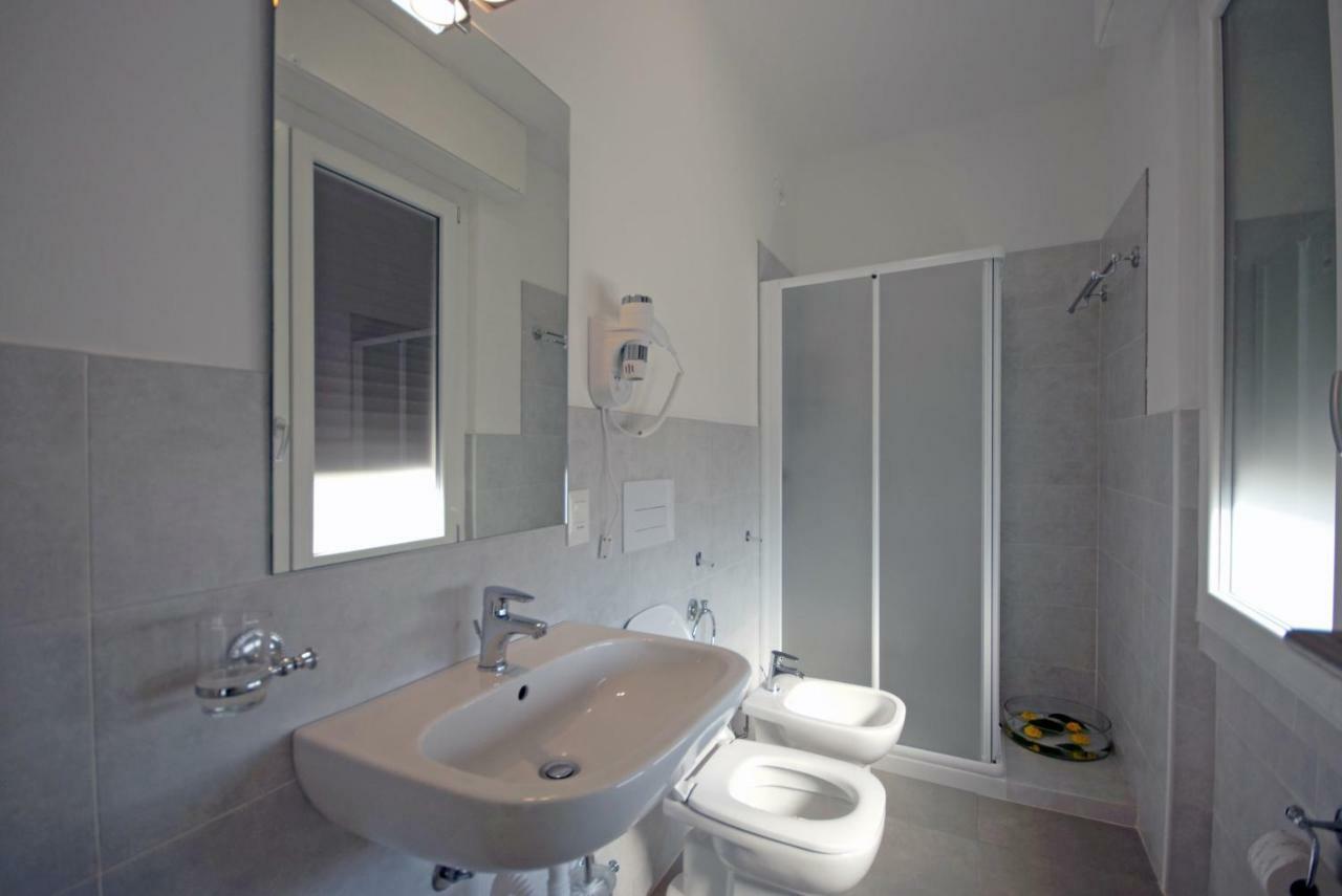 Hotel Lorena Toscolano Maderno Buitenkant foto